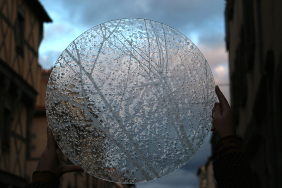 Verre décoré vue à la lumière