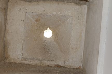 Pièce en verre insérée dans l'ouverture en pierre