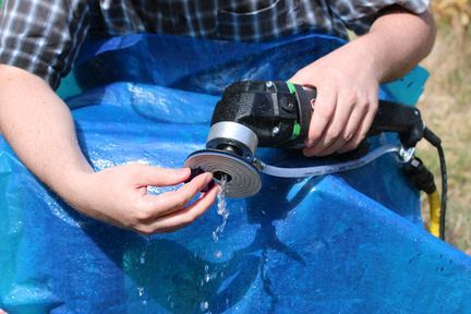 Verrier ponceant le verre