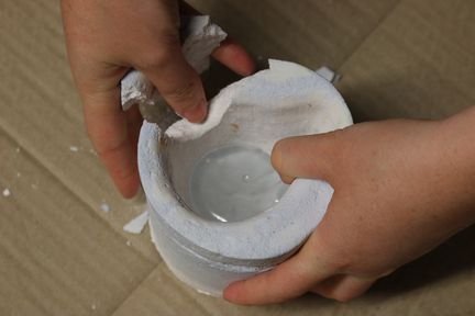 On casse le moule pour sortir le verre