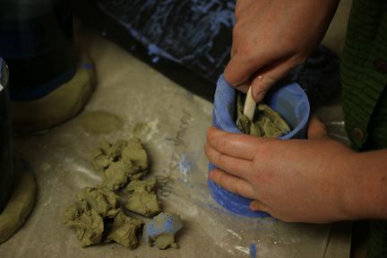 L'argile est retirée du moule