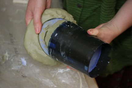 Le coffrage contenant le plâtre est décollé du support en terre