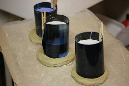 Les coffrages remplis de plâtre sont mis en attente