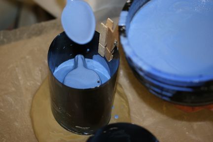 Le plâtre liquide est versé à la cuillère dans le coffrage