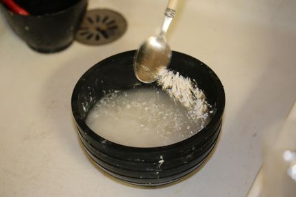 Le plâtre en poudre est ajouté à un bol d'eau