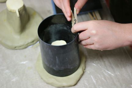 Un coffrage est positionné autour de la pièce à mouler