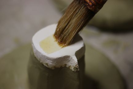 Le savon noir est appliqué au pinceau.