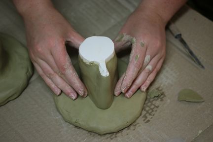 L'empreinte de la meurtrière est placée sur une pièce en terre