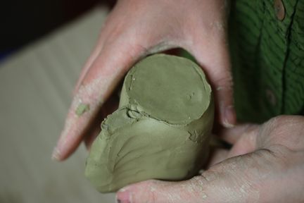 Préparation de la forme en argile pour le futur moule réfractaire