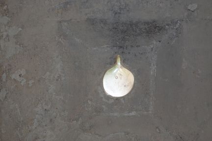 Pièce sur-mesure en verre en place dans la meurtrière