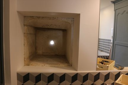 Le mini-vitrail en pâte de verre est en place dans la meurtrière