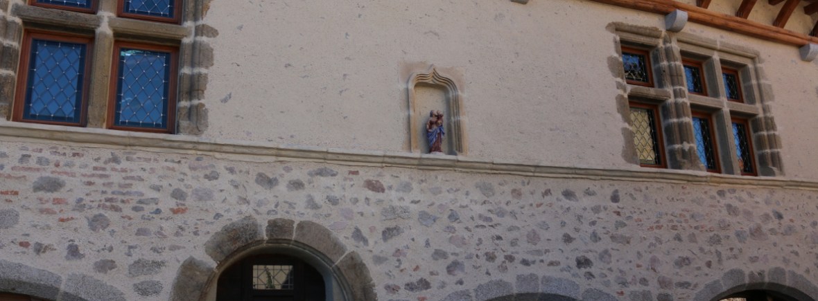 Maison classée avec vitraux classiques