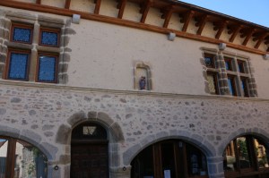 Maison classée avec vitraux classiques